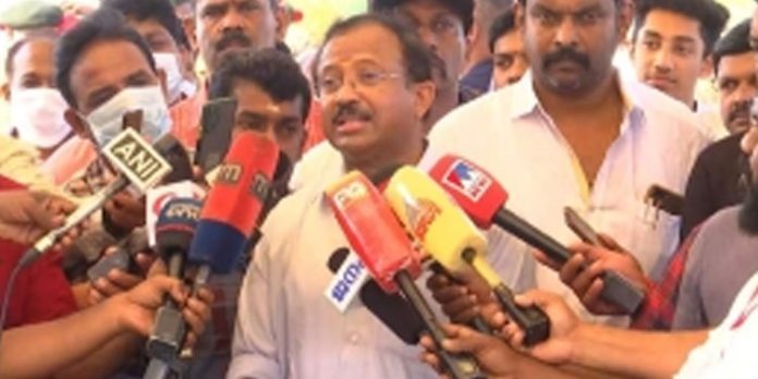 ഭീഷണിപ്പെടുത്തി നിശബ്ദനാക്കാമെന്ന് കരുതേണ്ട വിരട്ടല് പാര്ട്ടി കമ്മിറ്റിയില് മതി ; ഗവര്ണറെ പിന്തുണച്ച് കേന്ദ്രമന്ത്രി വി മുരളീധരന് രംഗത്ത് ഭീഷണിപ്പെടുത്തി നിശബ്ദനാക്കാമെന്ന് കരുതേണ്ട വിരട്ടല് പാര്ട്ടി കമ്മിറ്റിയില് മതി ; ഗവര്ണറെ പിന്തുണച്ച് കേന്ദ്രമന്ത്രി വി മുരളീധരന് രംഗത്ത്