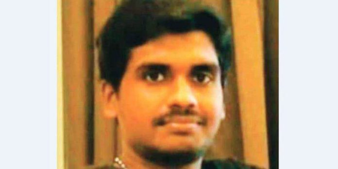 കാര് കഴുകുന്നതിനിടെ വാട്ടര് എയര് ഗണ്ണില് നിന്ന് ഷോക്കേറ്റ് യുവാവ് മരിച്ചു കാര് കഴുകുന്നതിനിടെ വാട്ടര് എയര് ഗണ്ണില് നിന്ന് ഷോക്കേറ്റ് യുവാവ് മരിച്ചു