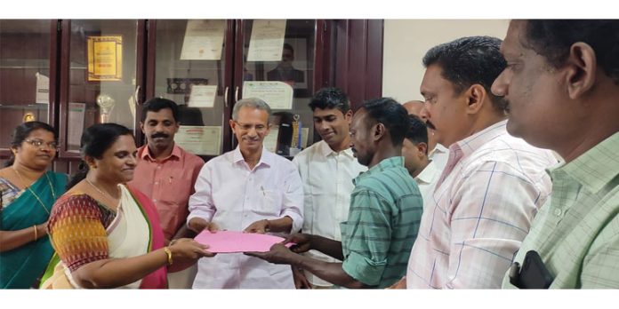 പ്രാരാബ്ധങ്ങളോട് പടവെട്ടിയവന് കൂട്ടുകാരുടെ സ്നേഹ സമ്മാനം പ്രാരാബ്ധങ്ങളോട് പടവെട്ടിയവന് കൂട്ടുകാരുടെ സ്നേഹ സമ്മാനം