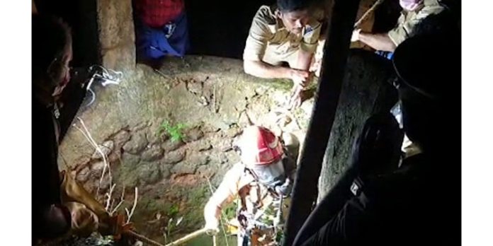 വെമ്പായത്ത് ആളൊഴിഞ്ഞ വീട്ടിലെ കിണറ്റില് യുവതിയുടെ മൃതദേഹം കണ്ടെത്തി വെമ്പായത്ത് ആളൊഴിഞ്ഞ വീട്ടിലെ കിണറ്റില് യുവതിയുടെ മൃതദേഹം കണ്ടെത്തി