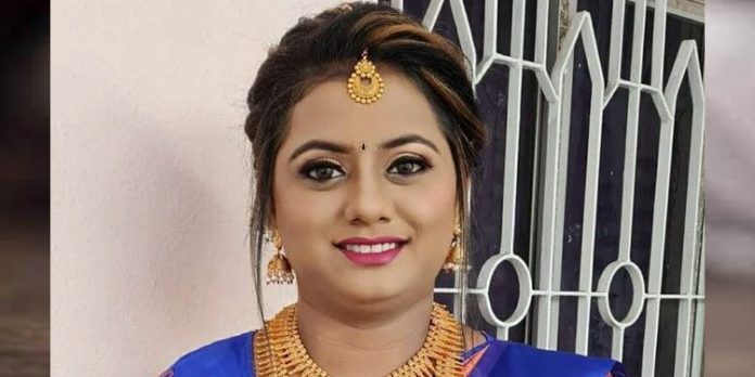 ലിഫ്റ്റിനിടയില് കുടുങ്ങി അധ്യാപിക മരിച്ചു ലിഫ്റ്റിനിടയില് കുടുങ്ങി അധ്യാപിക മരിച്ചു