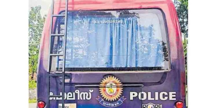 ലഹരി ഉപയോഗിച്ച് വാഹനം ഓടിച്ച അഞ്ച് പേർ പിടിയിൽ ലഹരി ഉപയോഗിച്ച് വാഹനം ഓടിച്ച അഞ്ച് പേർ പിടിയിൽ