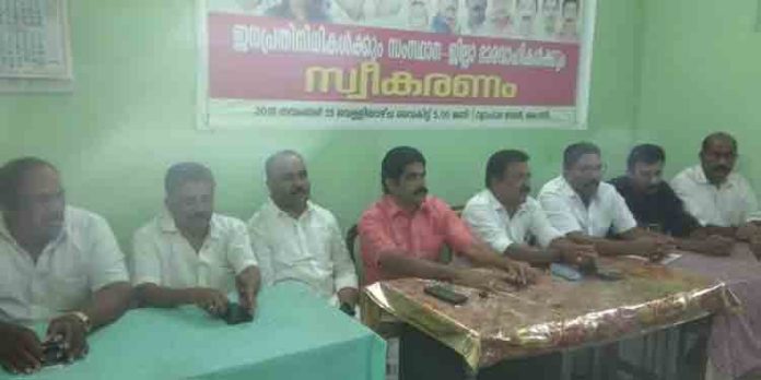 സംസ്ഥാന പാത നിർമ്മാണത്തിലെ അപാകതകൾക്കെതിരെ കോന്നിയിലെ വ്യാപാരികൾ സമര രംഗത്തേക്ക് സംസ്ഥാന പാത നിർമ്മാണത്തിലെ അപാകതകൾക്കെതിരെ കോന്നിയിലെ വ്യാപാരികൾ സമര രംഗത്തേക്ക്