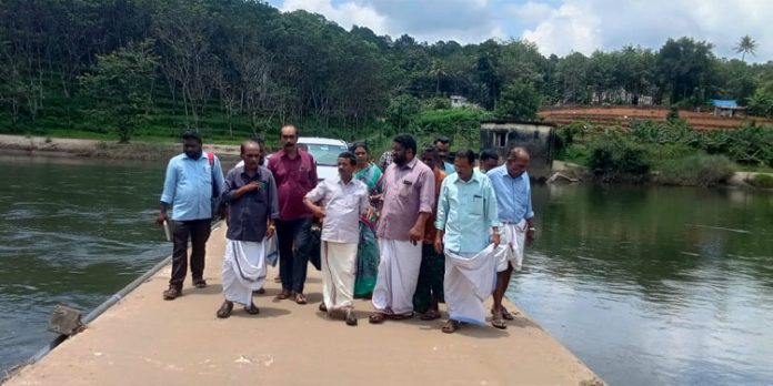 കുരുമ്പന്മൂഴിയിലും അറയാഞ്ഞിലിമണ്ണിലും നടപ്പാലങ്ങള് നിര്മിക്കും കുരുമ്പന്മൂഴിയിലും അറയാഞ്ഞിലിമണ്ണിലും നടപ്പാലങ്ങള് നിര്മിക്കും