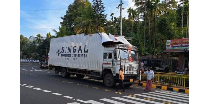 ഉതിമൂട് വലിയകലുങ്കിലെ കനാല്പാലത്തിനു താഴെ കണ്ടെയ്നെര് ലോറി കുടുങ്ങി ഉതിമൂട് വലിയകലുങ്കിലെ കനാല്പാലത്തിനു താഴെ കണ്ടെയ്നെര് ലോറി കുടുങ്ങി