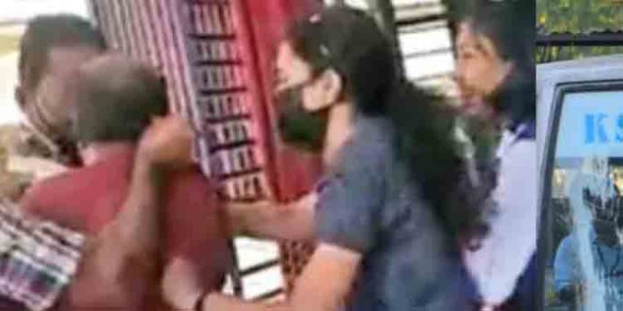 ജീവനക്കാര് അച്ഛനെയും മകളെയും മര്ദിച്ചതില് പ്രതിഷേധിച്ച് കെഎസ്ആര്ടിസിക്ക് നല്കിയ പരസ്യം പിന്വലിച്ച് ജുവലറി ഉടമ ജീവനക്കാര് അച്ഛനെയും മകളെയും മര്ദിച്ചതില് പ്രതിഷേധിച്ച് കെഎസ്ആര്ടിസിക്ക് നല്കിയ പരസ്യം പിന്വലിച്ച് ജുവലറി ഉടമ