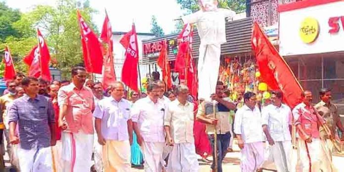 കേരളാ ബാങ്ക് പ്രസിഡന്റിന്റെ കോലം കത്തിച്ച് ആർ.എസ്.പി – ആർ.വൈ.എഫ് പ്രതിഷേധം കേരളാ ബാങ്ക് പ്രസിഡന്റിന്റെ കോലം കത്തിച്ച് ആർ.എസ്.പി – ആർ.വൈ.എഫ് പ്രതിഷേധം