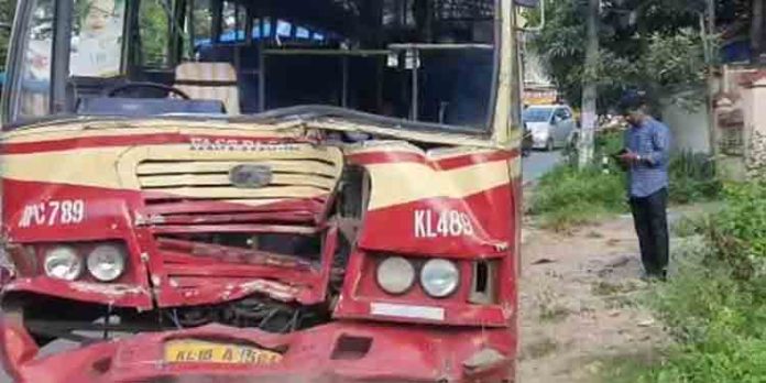 ബസുകള് കൂട്ടിയിടിച്ചു ; ഡ്രൈവര്മാര്ക്കും നിരവധി യാത്രക്കാര്ക്കും പരുക്ക് ബസുകള് കൂട്ടിയിടിച്ചു ; ഡ്രൈവര്മാര്ക്കും നിരവധി യാത്രക്കാര്ക്കും പരുക്ക്