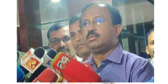 പോപ്പുലർ ഫ്രണ്ട് ഹർത്താൽ : കേരളം കത്തിയെരിയുമ്പോൾ മുഖ്യമന്ത്രി ചെണ്ടക്കൊട്ടി രസിച്ചുവെന്ന് വി മുരളീധരൻ പോപ്പുലർ ഫ്രണ്ട് ഹർത്താൽ : കേരളം കത്തിയെരിയുമ്പോൾ മുഖ്യമന്ത്രി ചെണ്ടക്കൊട്ടി രസിച്ചുവെന്ന് വി മുരളീധരൻ