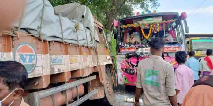 താമരശ്ശേരി ചുരത്തില് ബസ്സും ലോറിയും കൂട്ടിയിടിച്ചു താമരശ്ശേരി ചുരത്തില് ബസ്സും ലോറിയും കൂട്ടിയിടിച്ചു