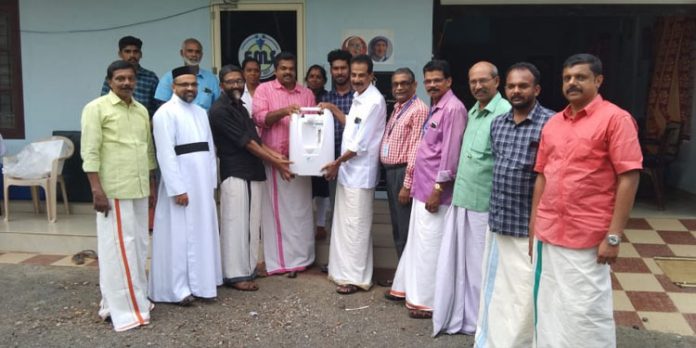 ജീവൻ രക്ഷാ ഉപകരണം ഏറ്റുവാങ്ങി ജീവൻ രക്ഷാ ഉപകരണം ഏറ്റുവാങ്ങി