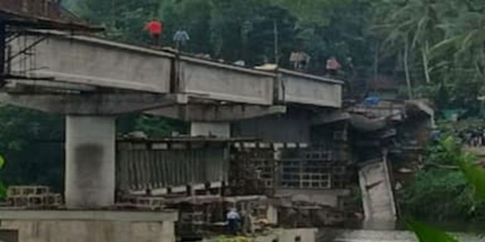 കോഴിക്കോട് കൂളിമാട് പാലത്തിന്റെ തകർച്ചയ്ക്ക് ഉത്തരവാദികളായ ഉദ്യോഗസ്ഥർക്കെതിരെ ഒടുവിൽ വകുപ്പുതല നടപടി കോഴിക്കോട് കൂളിമാട് പാലത്തിന്റെ തകർച്ചയ്ക്ക് ഉത്തരവാദികളായ ഉദ്യോഗസ്ഥർക്കെതിരെ ഒടുവിൽ വകുപ്പുതല നടപടി