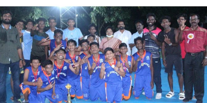 ബാസ്ക്കറ്റ്ബോൾ ടൂർണ്ണമെന്റ് : ചാരുംമൂട് സെന്റ് ജോസഫ്സ് , ചെറിയനാട് സെന്റ് ജോസഫ്സ് , വെണ്ണിക്കുളം ബഥനി അക്കാദമി ജേതാക്കൾ ബാസ്ക്കറ്റ്ബോൾ ടൂർണ്ണമെന്റ് : ചാരുംമൂട് സെന്റ് ജോസഫ്സ് , ചെറിയനാട് സെന്റ് ജോസഫ്സ് , വെണ്ണിക്കുളം ബഥനി അക്കാദമി ജേതാക്കൾ