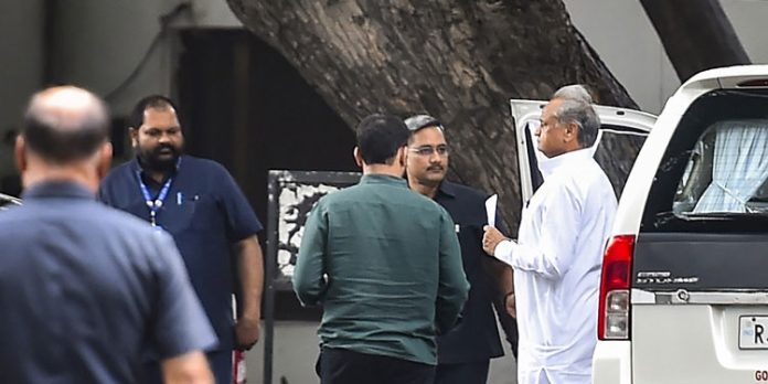 അശോക് ഗെലോട്ടിനെ കോൺഗ്രസ് അധ്യക്ഷനാക്കാനുള്ള നീക്കത്തിൽ നിന്ന് ഹൈക്കമാൻഡ് പിന്നോട്ട് അശോക് ഗെലോട്ടിനെ കോൺഗ്രസ് അധ്യക്ഷനാക്കാനുള്ള നീക്കത്തിൽ നിന്ന് ഹൈക്കമാൻഡ് പിന്നോട്ട്
