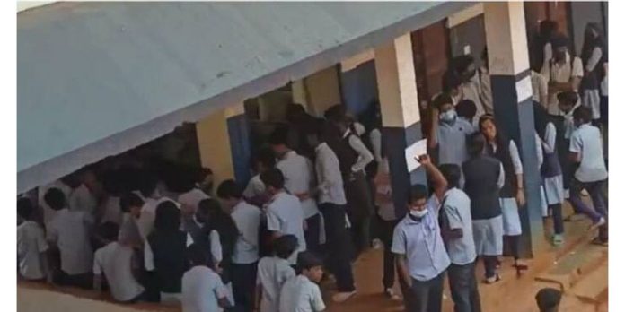 ബാലുശ്ശേരിയിൽ മോഷണക്കുറ്റം ആരോപിച്ച് സ്കൂൾ വിദ്യാർത്ഥിയെ ക്രൂരമായി മർദ്ദിച്ചു ബാലുശ്ശേരിയിൽ മോഷണക്കുറ്റം ആരോപിച്ച് സ്കൂൾ വിദ്യാർത്ഥിയെ ക്രൂരമായി മർദ്ദിച്ചു
