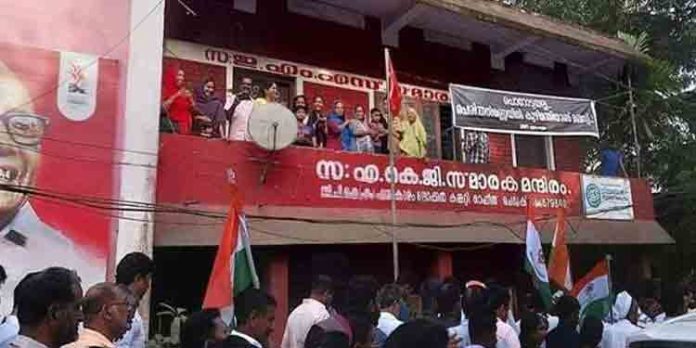 പൊറോട്ടയല്ല, പെരിന്തല്മണ്ണയില് കുഴിമന്തിയാണ് ബെസ്റ്റ് ; രാഹുല് ഗാന്ധിയെ അപമാനിച്ച് സിപിഎം ഓഫീസിലെ ബാനര് പൊറോട്ടയല്ല, പെരിന്തല്മണ്ണയില് കുഴിമന്തിയാണ് ബെസ്റ്റ് ; രാഹുല് ഗാന്ധിയെ അപമാനിച്ച് സിപിഎം ഓഫീസിലെ ബാനര്