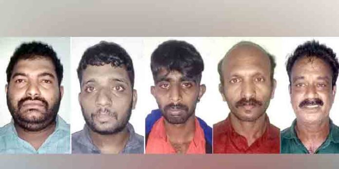 സംസ്ഥാനമൊട്ടാകെ മുക്കുപണ്ടം പണയംവെച്ച് പണം തട്ടുന്ന സംഘം പിടിയില് സംസ്ഥാനമൊട്ടാകെ മുക്കുപണ്ടം പണയംവെച്ച് പണം തട്ടുന്ന സംഘം പിടിയില്