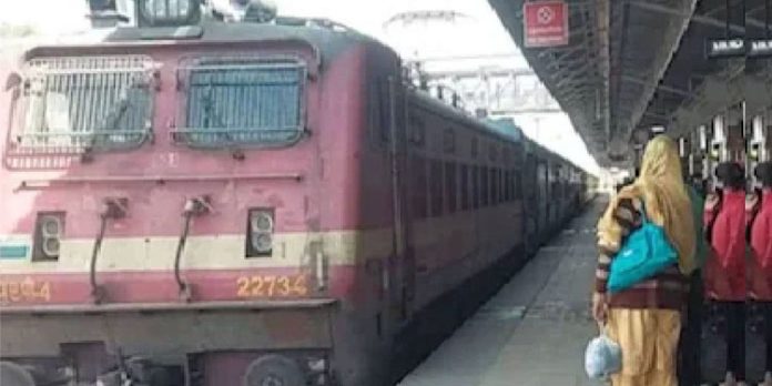 ട്രെയിനില് യാത്രക്കാരന് തൂങ്ങിമരിച്ച നിലയില് ട്രെയിനില് യാത്രക്കാരന് തൂങ്ങിമരിച്ച നിലയില്
