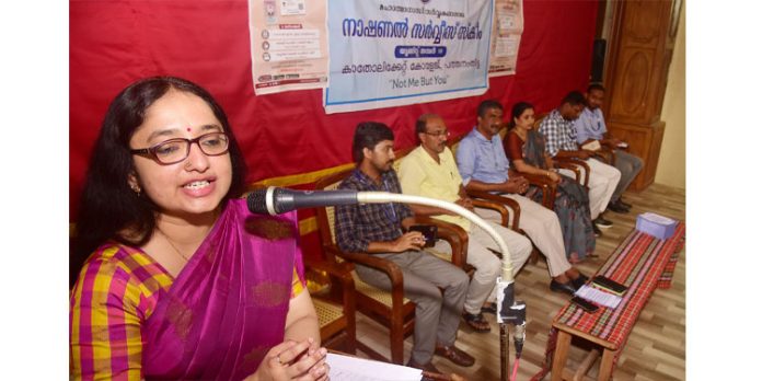വോട്ടര് ഐഡി ആധാറുമായി ബന്ധിപ്പിക്കണം : ജില്ലാ കളക്ടര് വോട്ടര് ഐഡി ആധാറുമായി ബന്ധിപ്പിക്കണം : ജില്ലാ കളക്ടര്
