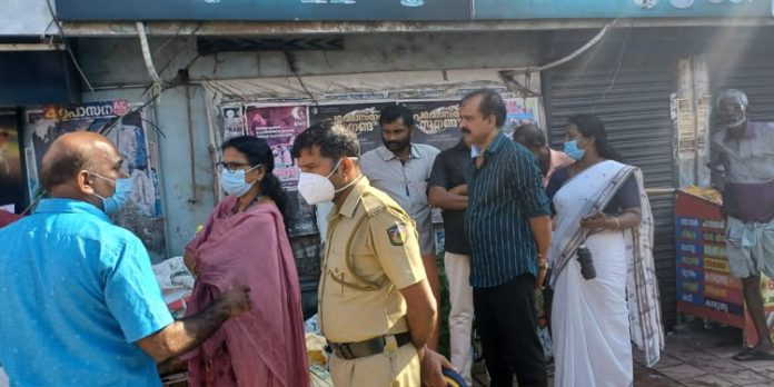 റോഡിനരികിലെ നടപ്പാതകള് കൈയ്യേറി കച്ചവടം നടത്തുന്നവർക്കെതിരെ നടപടിയുമായി പഞ്ചായത്തധികൃതര് റോഡിനരികിലെ നടപ്പാതകള് കൈയ്യേറി കച്ചവടം നടത്തുന്നവർക്കെതിരെ നടപടിയുമായി പഞ്ചായത്തധികൃതര്
