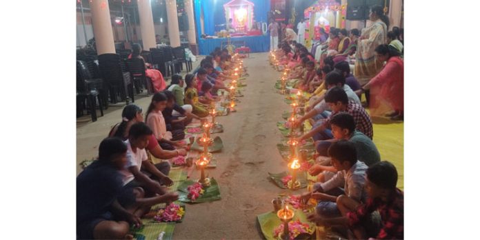 തോട്ടമൺകാവ് ക്ഷേത്രത്തിൽ വിദ്യാസരസ്വതീ മന്ത്രാര്ച്ചന നടന്നു തോട്ടമൺകാവ് ക്ഷേത്രത്തിൽ വിദ്യാസരസ്വതീ മന്ത്രാര്ച്ചന നടന്നു