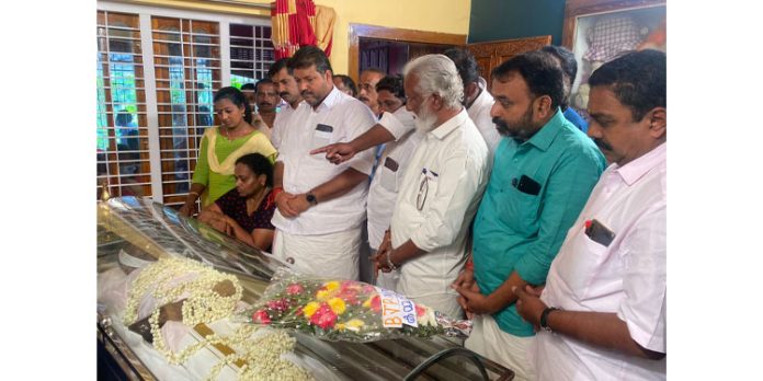പെരുനാട്ടിൽ ആത്മഹത്യചെയ്ത ബാബുവിൻ്റെ മൃതദേഹത്തില് കുമ്മനം രാജശേഖരൻ അന്ത്യാഞ്ജലി അർപ്പിച്ചു പെരുനാട്ടിൽ ആത്മഹത്യചെയ്ത ബാബുവിൻ്റെ മൃതദേഹത്തില് കുമ്മനം രാജശേഖരൻ അന്ത്യാഞ്ജലി അർപ്പിച്ചു