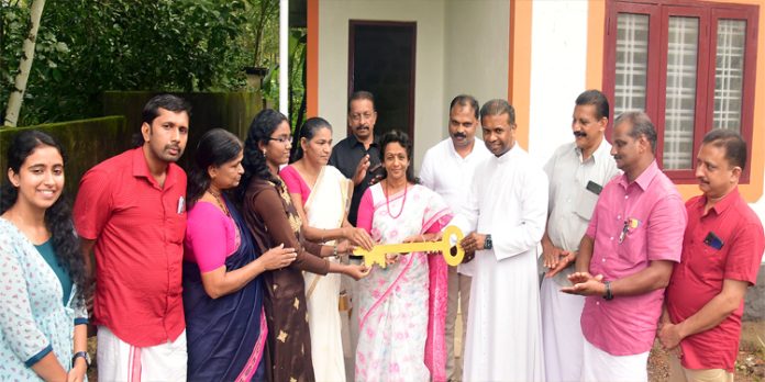 ഡോ. എം.എസ്. സുനിലിന്റെ 254 – മത് സ്നേഹഭവനം വൃന്ദയ്ക്കും മകൾ വിദ്യയ്ക്കും ഡോ. എം.എസ്. സുനിലിന്റെ 254 – മത് സ്നേഹഭവനം വൃന്ദയ്ക്കും മകൾ വിദ്യയ്ക്കും
