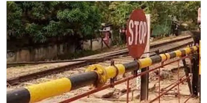 കണ്ണൂരിൽ ട്രെയിനിന് നേരെ കല്ലേറ് ; കൊണ്ടത് 12 കാരിക്ക് കണ്ണൂരിൽ ട്രെയിനിന് നേരെ കല്ലേറ് ; കൊണ്ടത് 12 കാരിക്ക്