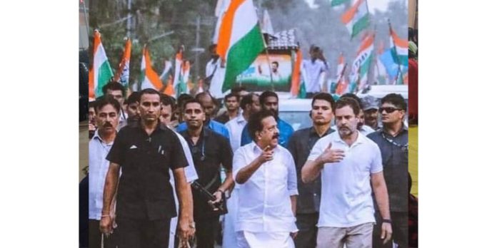 രമേശ് ചെന്നിത്തലയെ കെട്ടിപിടിച്ച് മുത്തം നൽകി രാഹുൽ ഗാന്ധി യാത്ര പറഞ്ഞു രമേശ് ചെന്നിത്തലയെ കെട്ടിപിടിച്ച് മുത്തം നൽകി രാഹുൽ ഗാന്ധി യാത്ര പറഞ്ഞു