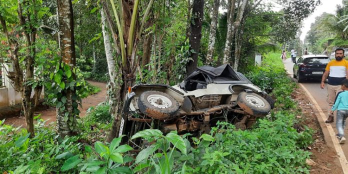 ജീപ്പ് കാറുമായി കൂട്ടിയിടിച്ച് മറിഞ്ഞ് യാത്രക്കാര്ക്ക് പരിക്കേറ്റു ജീപ്പ് കാറുമായി കൂട്ടിയിടിച്ച് മറിഞ്ഞ് യാത്രക്കാര്ക്ക് പരിക്കേറ്റു