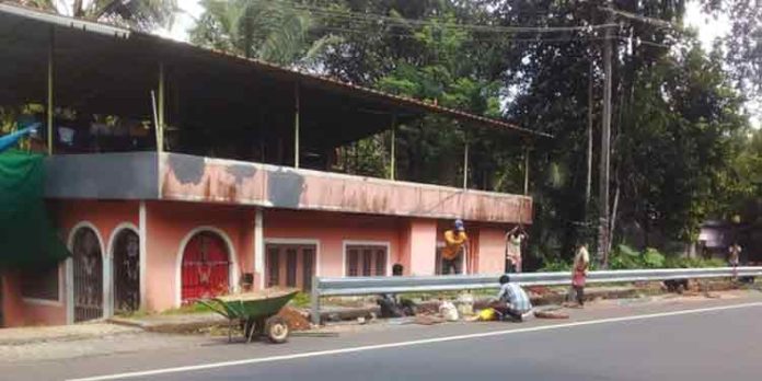 പത്തനംതിട്ട മീഡിയയില് വാര്ത്ത വന്നതിന് പിന്നാലെ വീടിനു മുന്നില് ക്രാഷ് ബാരിയര് സ്ഥാപിച്ച് കെ.എസ്.ടി.പി അധികൃതര് പത്തനംതിട്ട മീഡിയയില് വാര്ത്ത വന്നതിന് പിന്നാലെ വീടിനു മുന്നില് ക്രാഷ് ബാരിയര് സ്ഥാപിച്ച് കെ.എസ്.ടി.പി അധികൃതര്