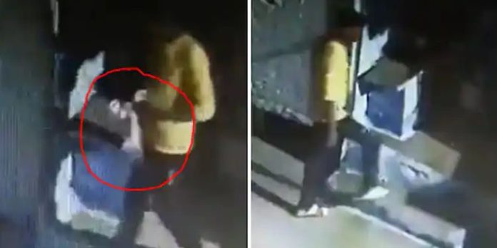 പതുങ്ങിയെത്തി സ്ത്രീകളുടെ അടിവസ്ത്രവുമായി മുങ്ങും ; സിസിടിവിയില് കുടുങ്ങി യുവാവ് പതുങ്ങിയെത്തി സ്ത്രീകളുടെ അടിവസ്ത്രവുമായി മുങ്ങും ; സിസിടിവിയില് കുടുങ്ങി യുവാവ്