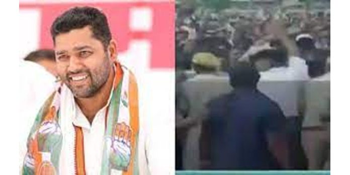 രാജസ്ഥാനിൽ മന്ത്രിക്ക് നേരെ ഷൂ ഏറ് ; പിന്നിൽ സച്ചിൻ പൈലറ്റിന്റെ അനുയായികളെന്ന് മന്ത്രി രാജസ്ഥാനിൽ മന്ത്രിക്ക് നേരെ ഷൂ ഏറ് ; പിന്നിൽ സച്ചിൻ പൈലറ്റിന്റെ അനുയായികളെന്ന് മന്ത്രി