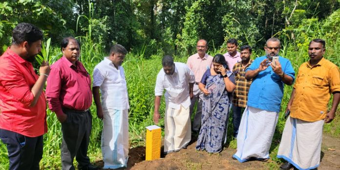 അടൂര് – തുമ്പമണ് റോഡിന്റെ വീതികൂട്ടല് ; സര്വേ കല്ല് സ്ഥാപിച്ചു അടൂര് – തുമ്പമണ് റോഡിന്റെ വീതികൂട്ടല് ; സര്വേ കല്ല് സ്ഥാപിച്ചു