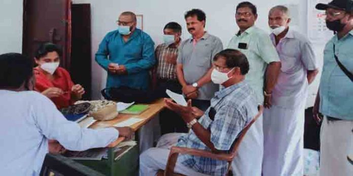 എടത്വാ സാമൂഹ്യ ആരോഗ്യ കേന്ദ്രത്തിൽ നിൽപ്പ് സമരം നടത്തി എടത്വാ സാമൂഹ്യ ആരോഗ്യ കേന്ദ്രത്തിൽ നിൽപ്പ് സമരം നടത്തി