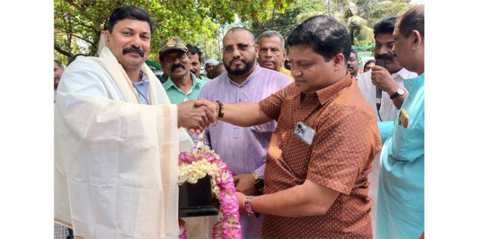 പള്ളാതുരുത്തി ബോട്ട് ക്ലബിന് തലവടി ചുണ്ടൻ സമിതി സ്വീകരണം നല്കി പള്ളാതുരുത്തി ബോട്ട് ക്ലബിന് തലവടി ചുണ്ടൻ സമിതി സ്വീകരണം നല്കി