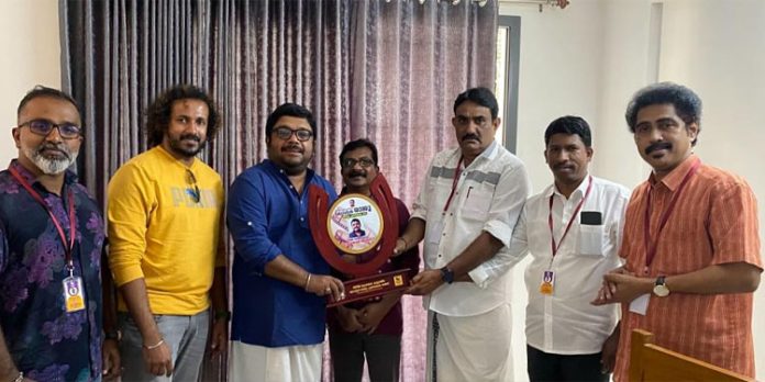 ക്യാപ്റ്റൻ രാജു പുരസ്കാരം ജോണി ആൻ്റണിയ്ക്ക് നൽകി ക്യാപ്റ്റൻ രാജു പുരസ്കാരം ജോണി ആൻ്റണിയ്ക്ക് നൽകി