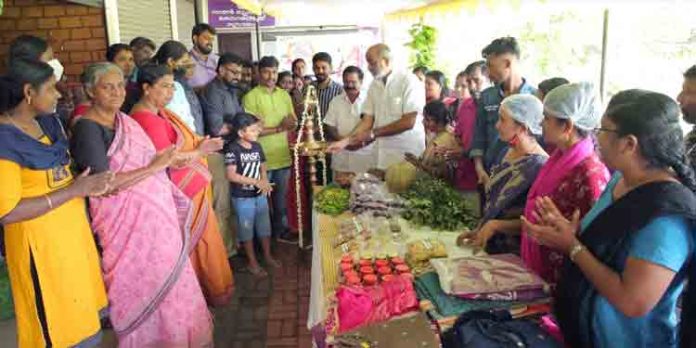 ഓണം കെങ്കേമമാക്കാൻ കൈപ്പുണ്യത്തിന്റെ രുചിക്കൂട്ടൊരുക്കി കുടുംബശ്രീ മേള ഓണം കെങ്കേമമാക്കാൻ കൈപ്പുണ്യത്തിന്റെ രുചിക്കൂട്ടൊരുക്കി കുടുംബശ്രീ മേള