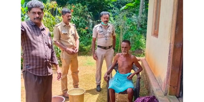ഒറ്റപ്പെട്ടുപോയ രോഗിയായ വയോധികന് സഹായഹസ്തവുമായി മലയാലപ്പുഴ പോലീസ് ഒറ്റപ്പെട്ടുപോയ രോഗിയായ വയോധികന് സഹായഹസ്തവുമായി മലയാലപ്പുഴ പോലീസ്