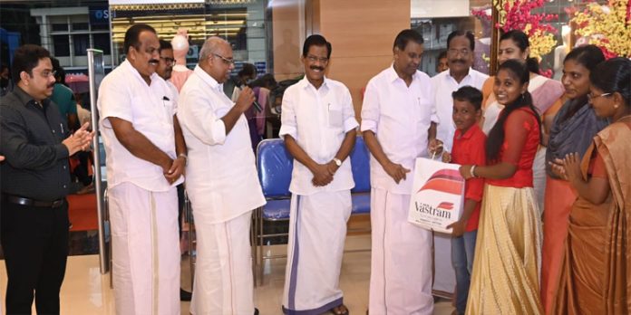 കുഞ്ചാക്കോയ്ക്കൊപ്പം നൃത്തമാടിയ ശങ്കുവിനും കുടുംബത്തിനും ഓണക്കോടി സമ്മാനിച്ച് എൻ.സി.എസ് വസ്ത്രം കുഞ്ചാക്കോയ്ക്കൊപ്പം നൃത്തമാടിയ ശങ്കുവിനും കുടുംബത്തിനും ഓണക്കോടി സമ്മാനിച്ച് എൻ.സി.എസ് വസ്ത്രം