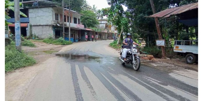 പൈപ്പ് തകർച്ച ; കുടിവെളളം റോഡിലൂടെ ഒഴുകുന്നു പൈപ്പ് തകർച്ച ; കുടിവെളളം റോഡിലൂടെ ഒഴുകുന്നു