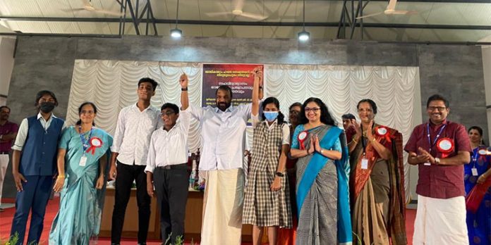 പാഠപുസ്തക പരിഷ്കരണമടക്കമുളള കാര്യങ്ങൾ പൊതു സമൂഹവുമായി ആശയവിനിമയം നടത്തി നടപ്പാക്കുക : മന്ത്രി വി ശിവൻകുട്ടി പാഠപുസ്തക പരിഷ്കരണമടക്കമുളള കാര്യങ്ങൾ പൊതു സമൂഹവുമായി ആശയവിനിമയം നടത്തി നടപ്പാക്കുക : മന്ത്രി വി ശിവൻകുട്ടി