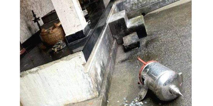 പത്തനംതിട്ടയിൽ ക്ഷേത്രത്തിന്റെ ശ്രീകോവിൽ കുത്തിത്തുറന്ന് വിഗ്രഹത്തിൽ ചാർത്തിയിരുന്ന സ്വർണമാല മോഷ്ടിച്ചു പത്തനംതിട്ടയിൽ ക്ഷേത്രത്തിന്റെ ശ്രീകോവിൽ കുത്തിത്തുറന്ന് വിഗ്രഹത്തിൽ ചാർത്തിയിരുന്ന സ്വർണമാല മോഷ്ടിച്ചു