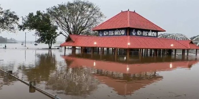 പെരിയാറിൽ ജലനിരപ്പ് ഉയർന്നു ; ആലുവ ശിവക്ഷേത്രത്തിൽ വെളളം കയറി പെരിയാറിൽ ജലനിരപ്പ് ഉയർന്നു ; ആലുവ ശിവക്ഷേത്രത്തിൽ വെളളം കയറി