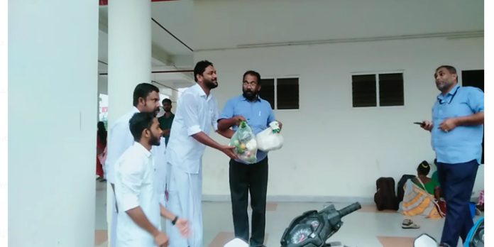 സർക്കാർ കൈവിട്ട കെ എസ് ആർ ടി സി ജീവനക്കാർക്ക് ആശ്വാസമായി യൂത്ത് കോൺഗ്രസ് സർക്കാർ കൈവിട്ട കെ എസ് ആർ ടി സി ജീവനക്കാർക്ക് ആശ്വാസമായി യൂത്ത് കോൺഗ്രസ്