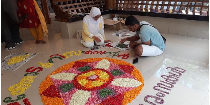 കോന്നി ആനത്താവളത്തിൽ ഓണം ആഘോഷിച്ച് ഒമാൻ ദമ്പതികൾ കോന്നി ആനത്താവളത്തിൽ ഓണം ആഘോഷിച്ച് ഒമാൻ ദമ്പതികൾ