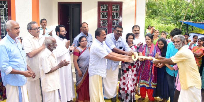 ഡോ. എം. എസ്. സുനിലിന്റെ 256 – മത് സ്നേഹഭവനം ജിൻസിയും മൂന്നുകുഞ്ഞുങ്ങളും അടങ്ങിയ കുടുംബത്തിന് ഡോ. എം. എസ്. സുനിലിന്റെ 256 – മത് സ്നേഹഭവനം ജിൻസിയും മൂന്നുകുഞ്ഞുങ്ങളും അടങ്ങിയ കുടുംബത്തിന്