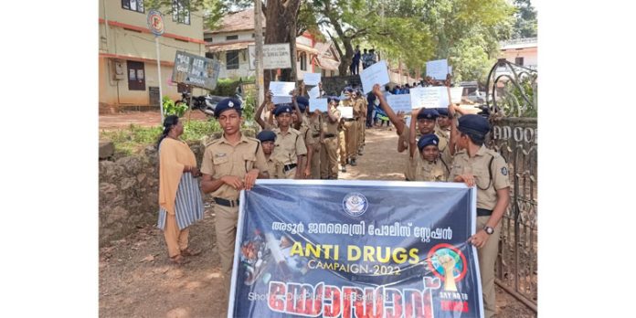 ലഹരിമരുന്ന് വിപത്തിനെതിരായ പോരാട്ടം : ‘ യോദ്ധാവ് ‘ മായി പോലീസ് മുന്നോട്ട് ലഹരിമരുന്ന് വിപത്തിനെതിരായ പോരാട്ടം : ‘ യോദ്ധാവ് ‘ മായി പോലീസ് മുന്നോട്ട്