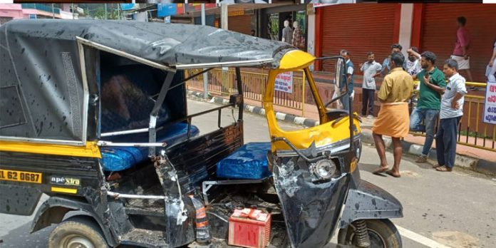 ഇട്ടിയപ്പാറയില് വണ്വെ തെറ്റിച്ചു വന്ന പിക്കപ്പ് വാന് ഓട്ടോറിക്ഷയുമായി കൂട്ടിയിടിച്ചു അപകടം ഇട്ടിയപ്പാറയില് വണ്വെ തെറ്റിച്ചു വന്ന പിക്കപ്പ് വാന് ഓട്ടോറിക്ഷയുമായി കൂട്ടിയിടിച്ചു അപകടം
