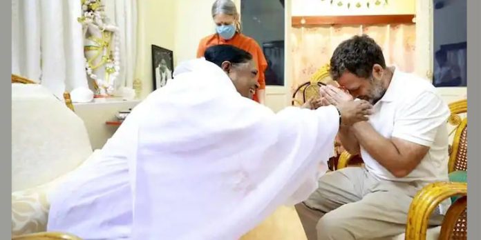 മാതാ അമൃതാനന്ദമയിയുമായി കൂടിക്കാഴ്ച നടത്തി രാഹുല് ഗാന്ധി മാതാ അമൃതാനന്ദമയിയുമായി കൂടിക്കാഴ്ച നടത്തി രാഹുല് ഗാന്ധി